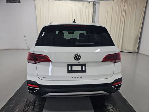 Used 2022 Volkswagen Taos SE w/ Panoramic Sunroof Package FWD image 3