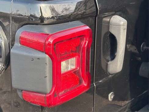 Used 2018 Jeep Wrangler Unlimited Sahara image 26