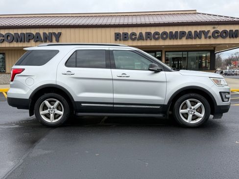 Used 2017 Ford Explorer XLT image 9