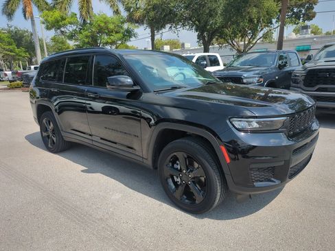 Used 2023 Jeep Grand Cherokee L Laredo RWD image 2