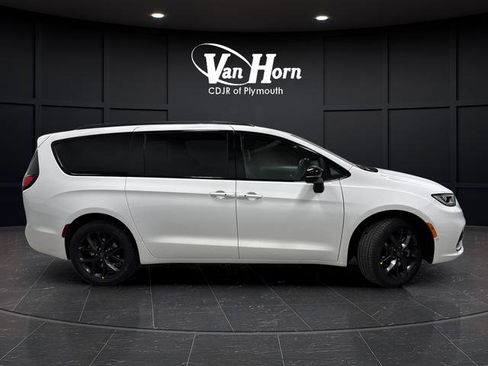 New 2026 Chrysler Pacifica Select image 2