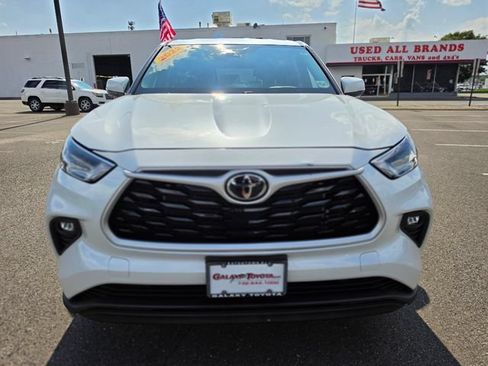 Used 2023 Toyota Highlander LE AWD/4WD image 2