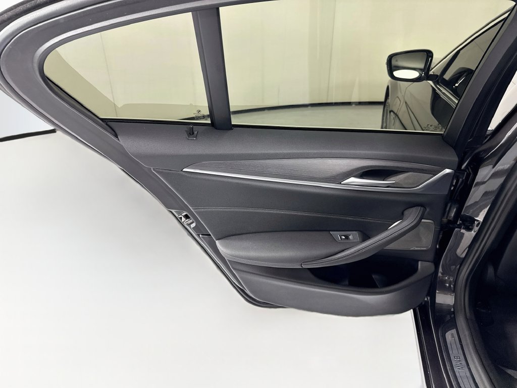 Used 2022 BMW 530e RWD image 27