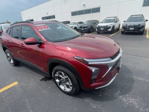 Used 2025 Chevrolet Trax LT FWD image 4