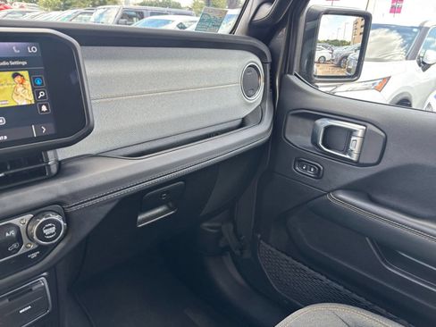 Used 2025 Jeep Wrangler Unlimited Sahara AWD/4WD image 35