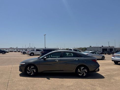 Used 2025 Hyundai Elantra SEL FWD image 14