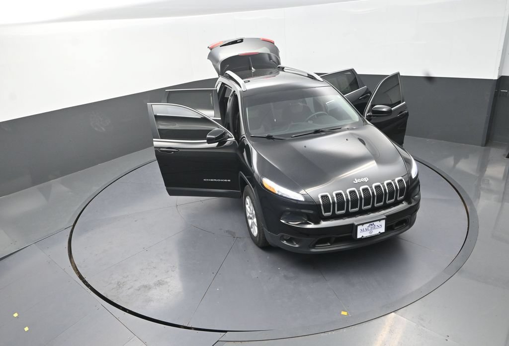 Used 2018 Jeep Cherokee Latitude AWD/4WD image 32