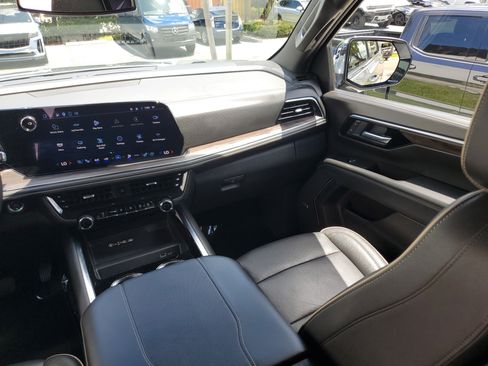 Used 2025 Chevrolet Tahoe Premier AWD/4WD image 18