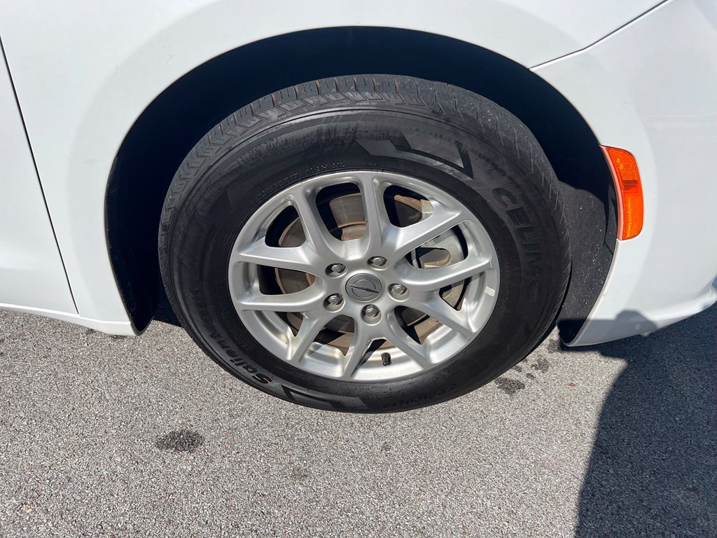 Used 2023 Chrysler Pacifica Touring-L FWD image 11