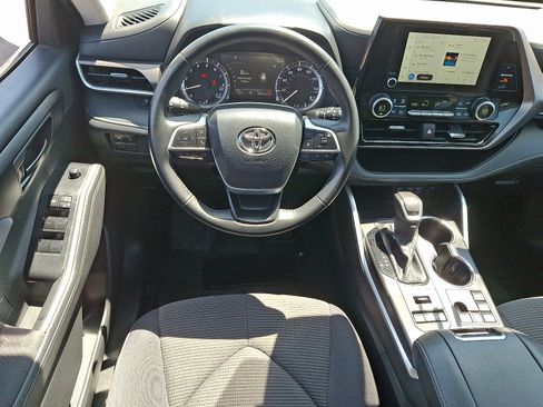 Used 2024 Toyota Highlander LE AWD/4WD image 12