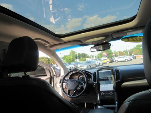 Used 2021 Ford Edge Titanium w/ Equipment Group 301A FWD image 19