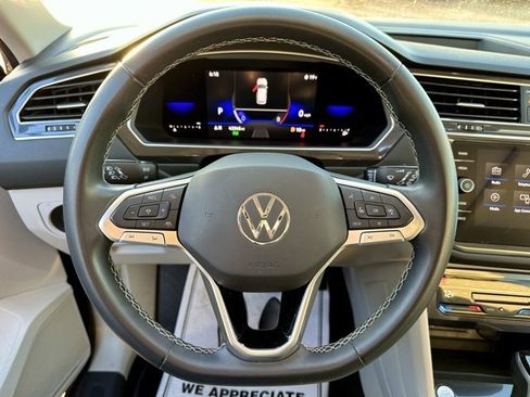 Certified 2023 Volkswagen Tiguan SE w/ Panoramic Sunroof Package image 32