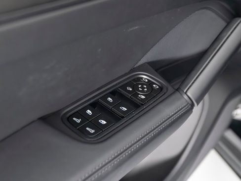 Certified 2025 Porsche Cayenne GTS AWD/4WD image 18