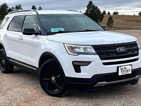 Used 2018 Ford Explorer XLT image 3