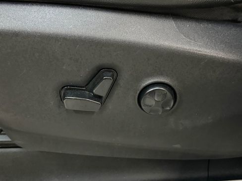 Used 2017 Chrysler Pacifica Touring-L image 25