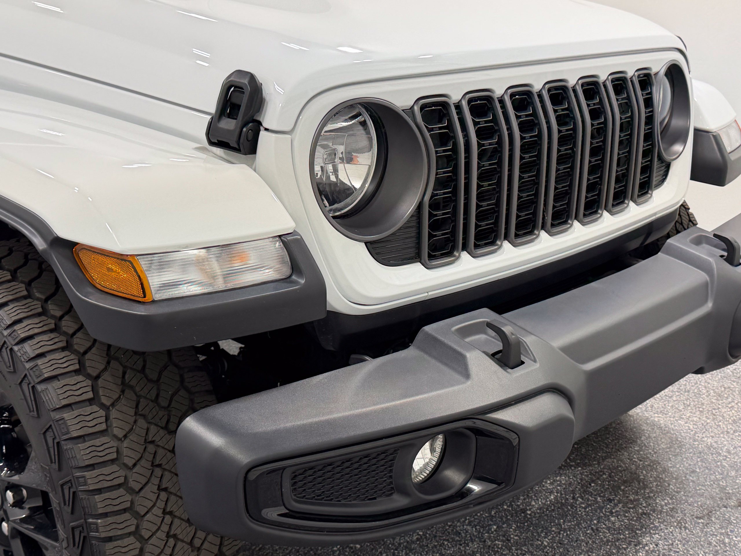 Used 2025 Jeep Gladiator Sport AWD/4WD image 21
