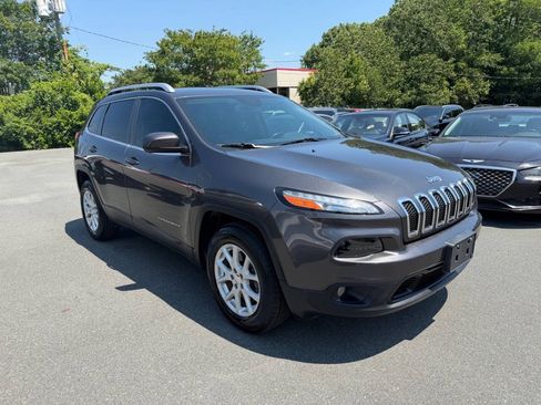 Used 2017 Jeep Cherokee Latitude w/ Cold Weather Group AWD/4WD image 3