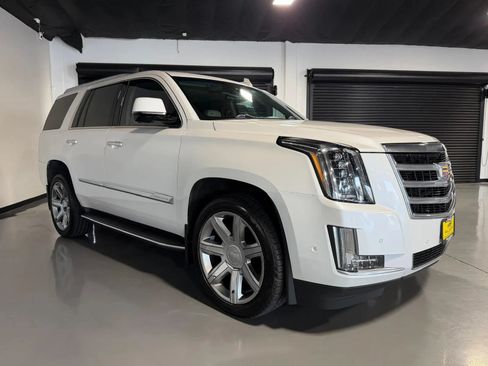 Used 2019 Cadillac Escalade Luxury AWD/4WD image 3