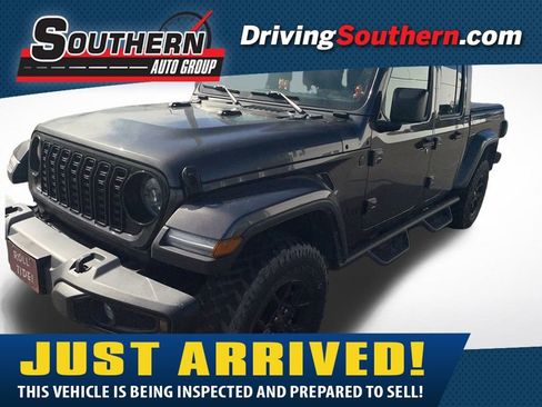 Used 2024 Jeep Gladiator Sport image 1