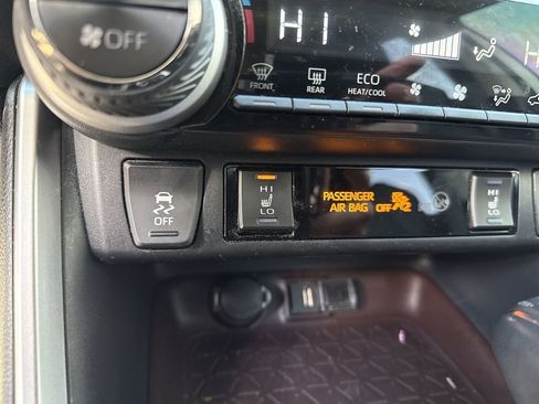 Used 2020 Toyota RAV4 Limited image 32