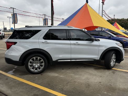 Used 2025 Ford Explorer Platinum image 4