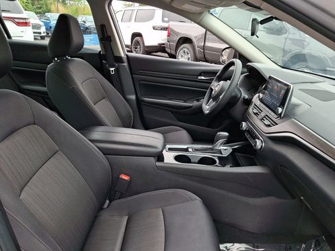 Used 2024 Nissan Altima 2.5 SV FWD image 12