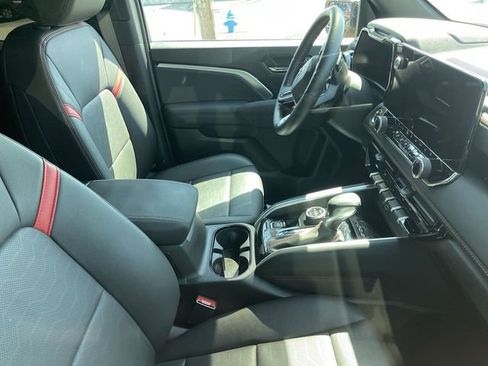 Used 2025 Chevrolet Colorado Z71 w/ Technology Package AWD/4WD image 17