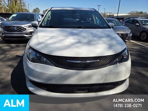 Used 2022 Chrysler Voyager LX image 17