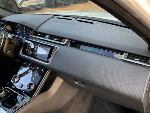 Used 2019 Land Rover Range Rover Velar R-Dynamic SE image 18