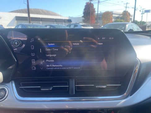 Used 2025 Chevrolet Trax LT image 21