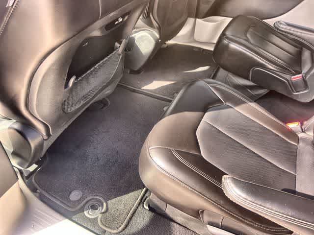 Used 2023 Chrysler Pacifica Touring-L FWD image 32