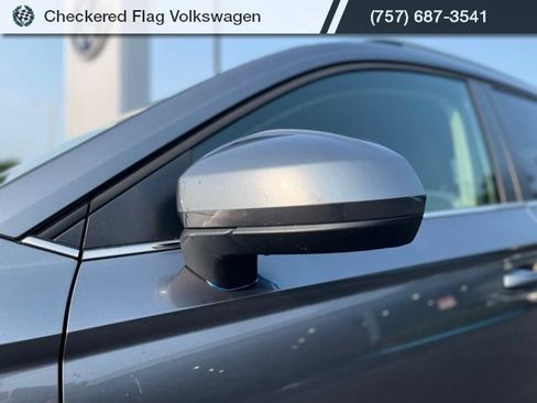 Certified 2025 Volkswagen Taos SE FWD image 3