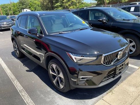 Used 2025 Volvo XC40 B5 Plus w/ Climate Package AWD/4WD image 3