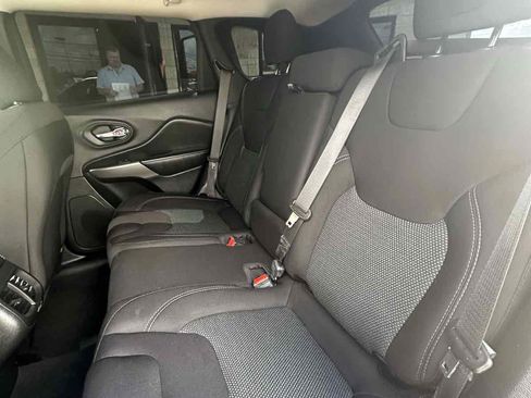 Used 2021 Jeep Cherokee Latitude FWD image 10