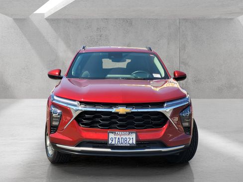 Used 2025 Chevrolet Trax LT w/ LT Convenience Package FWD image 3