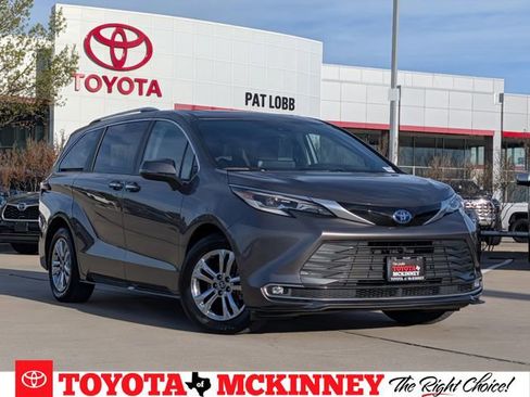 Used 2023 Toyota Sienna Platinum image 1