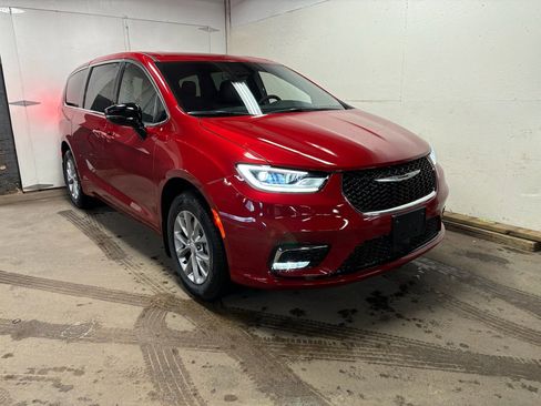 New 2026 Chrysler Pacifica Select image 1