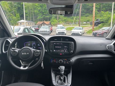 Used 2025 Kia Soul LX w/ LX Technology Package FWD image 31
