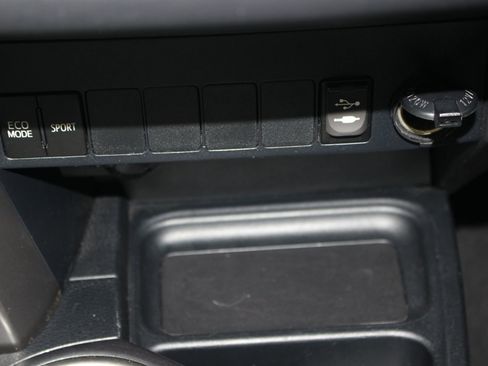 Used 2017 Toyota RAV4 XLE FWD image 23