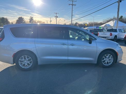 New 2026 Chrysler Pacifica Select image 8