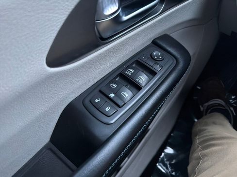 Used 2021 Chrysler Pacifica Touring-L image 13