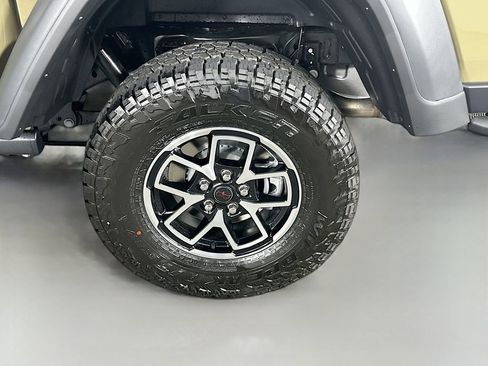 New 2025 Jeep Gladiator Rubicon w/ Convenience Group image 17