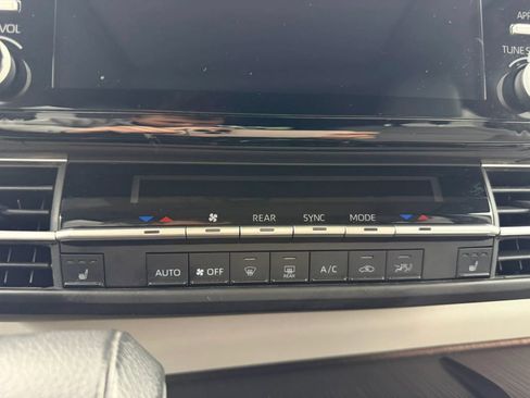 Used 2022 Toyota Sienna XLE AWD/4WD image 32