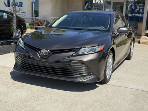 Used 2018 Toyota Camry LE FWD image 1