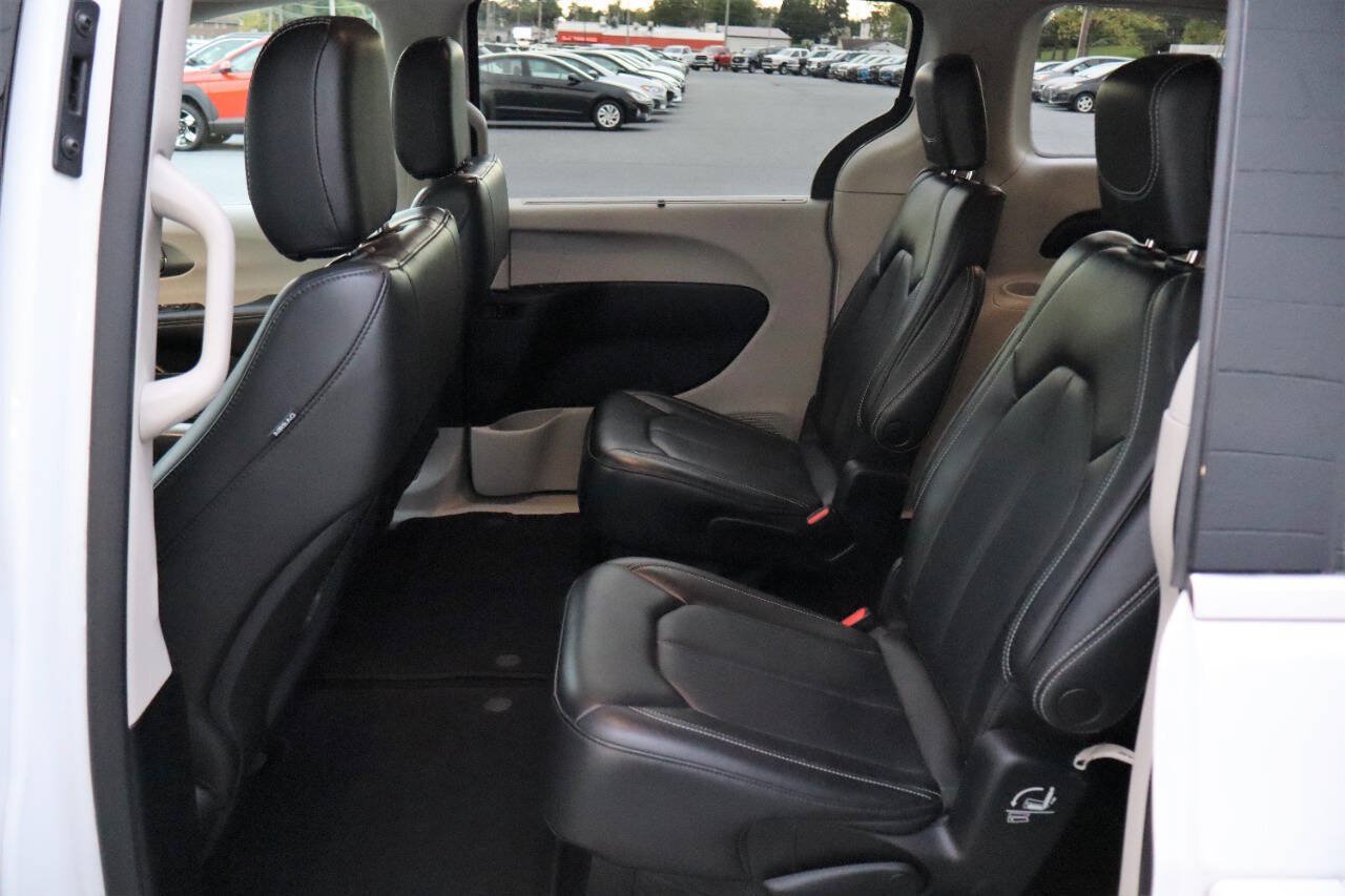 Used 2023 Chrysler Pacifica Touring-L FWD image 5