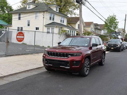 Used 2022 Jeep Grand Cherokee Overland AWD/4WD image 3