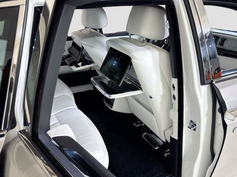 Used 2023 Rolls-Royce Phantom Sedan RWD image 36