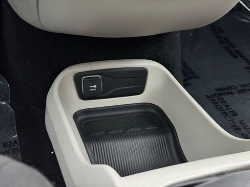 Used 2023 Chrysler Voyager LX FWD image 16