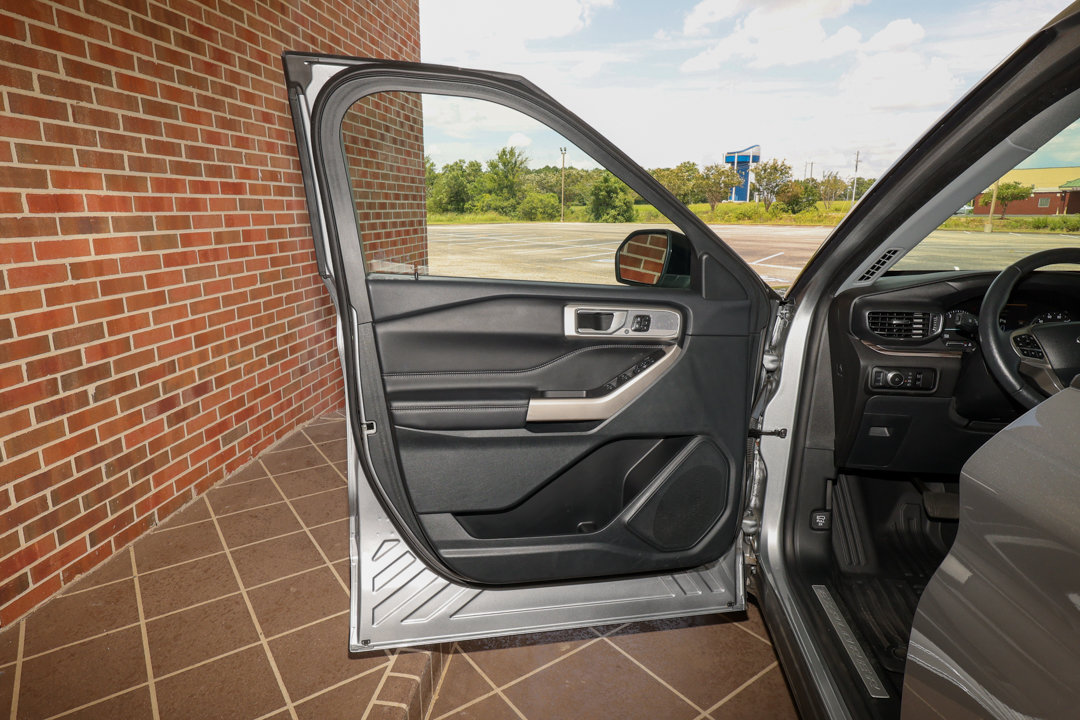 Used 2023 Ford Explorer Limited w/ Equipment Group 301A RWD image 9