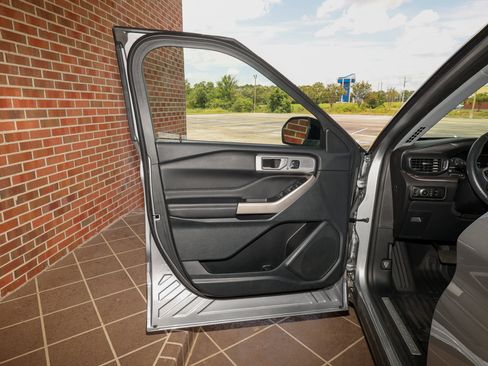 Used 2023 Ford Explorer Limited w/ Equipment Group 301A RWD image 9